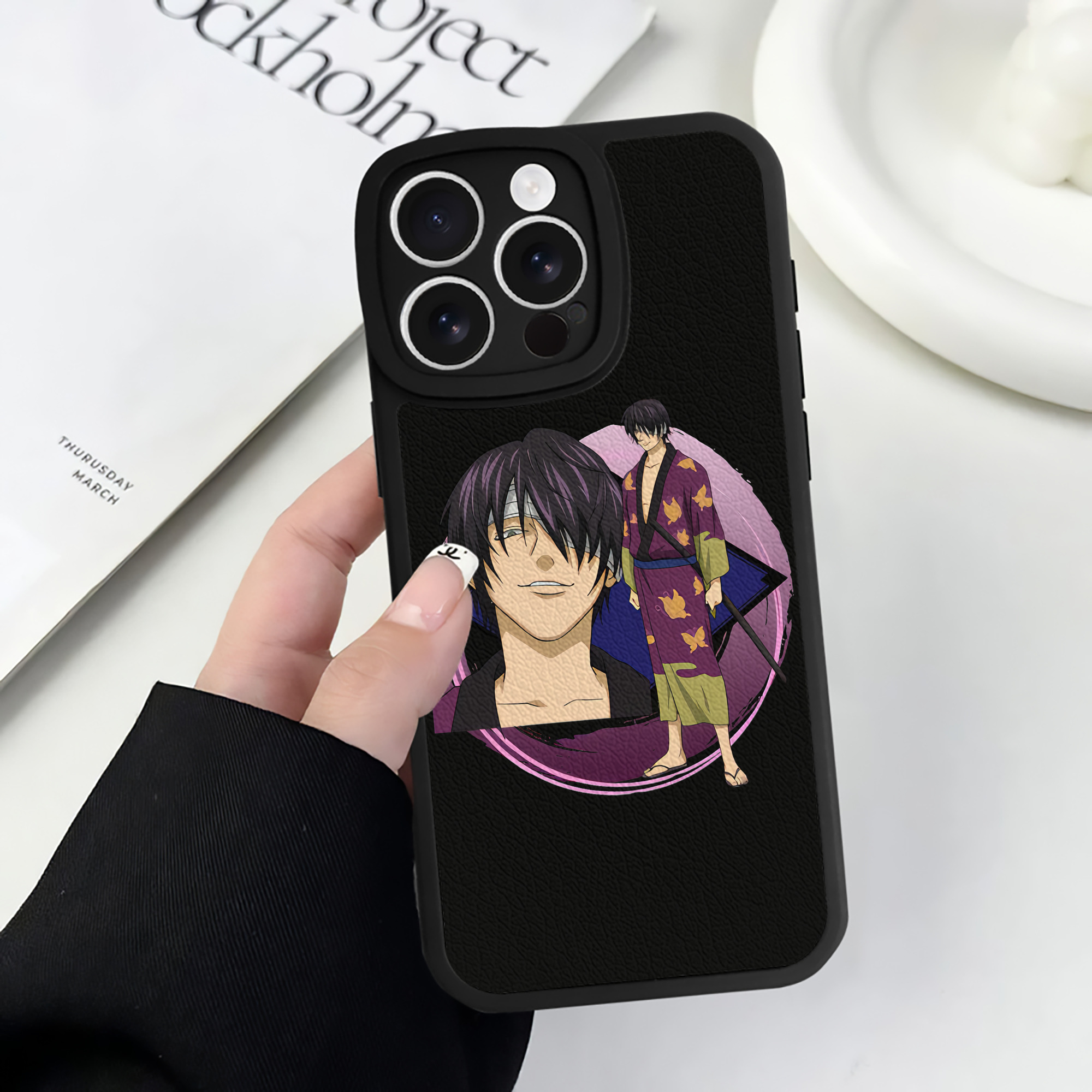 （画像用） ぎんたま 坂田銀時（さかたぎんとき） 神楽 志村新八（しむら しんぱち） GINTAMA Sakata Gintoki Kagura Shimura Shinpachi 【iPhone 16シリーズ対応】シリコンスマホケース（レザー調） 材質：シリコン